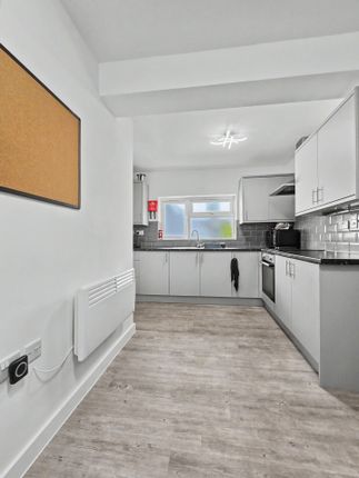 33B, Watford photo 4