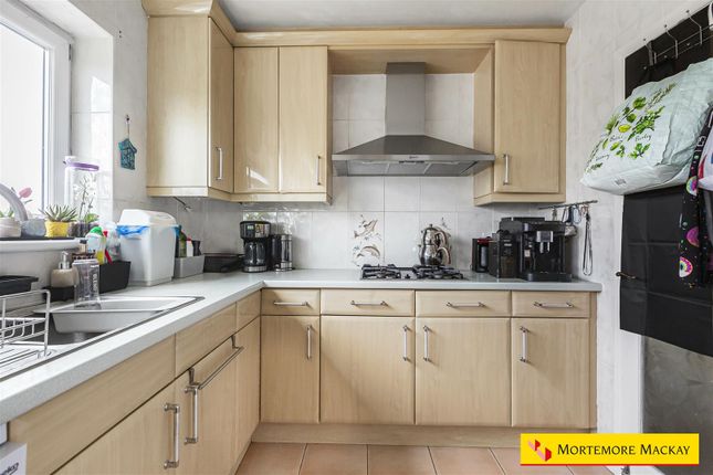 11, Maplin Close, London photo 4
