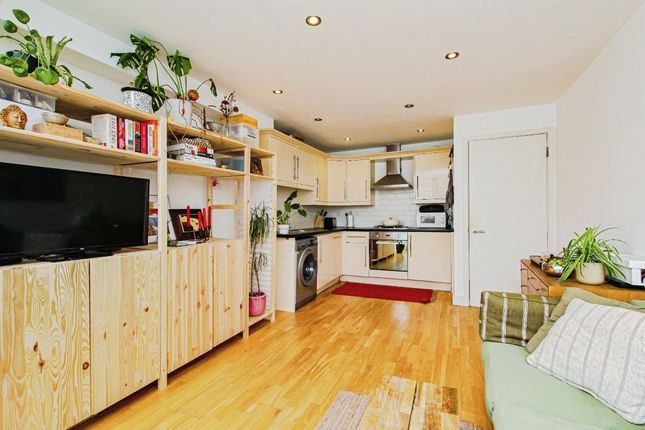 Flat 2, 519a Roman Road, London photo 4
