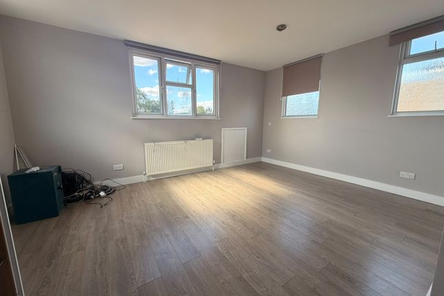 8, Helen Road, Hornchurch photo 4