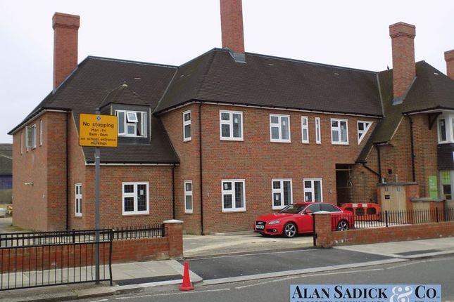 2 bed flat to rent in Glengall Road, Edgware