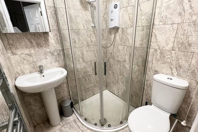 Room 2, 16 Kingsley Road, Ilford photo 3