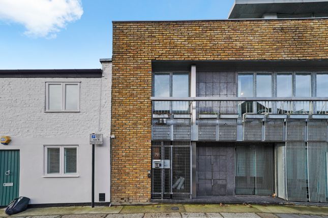 Town house to rent in Camden Mews, London