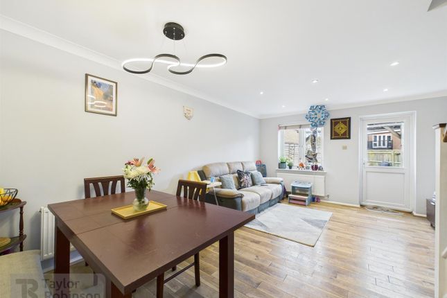 21, Beechside, Crawley photo 2