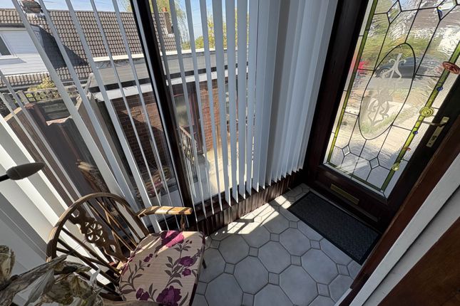 3, Cotswold Drive, Oldham photo 2