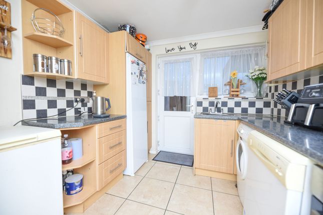 32 Beech Close, Huntingdon photo 3
