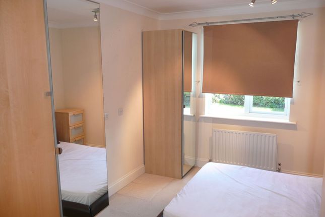 8 The Pines, Hook Road, Chessington photo 5