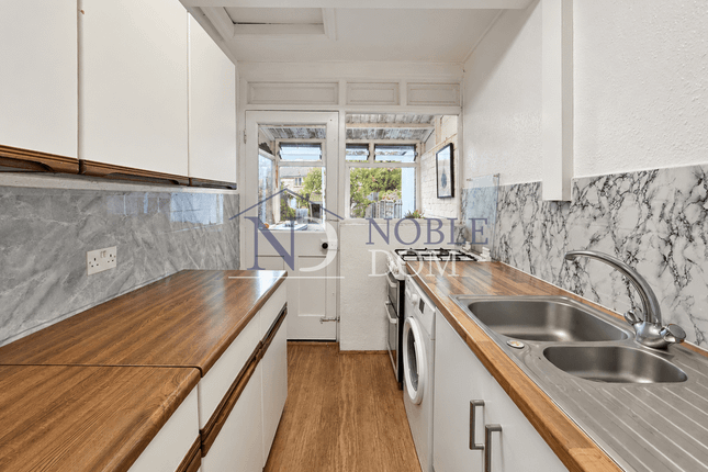 35 Amhurst Gardens, Isleworth photo 4