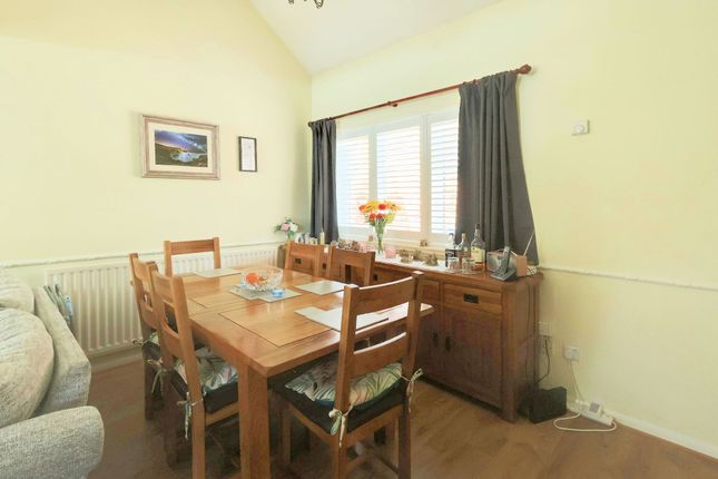 3 Eyebright Close, Croydon photo 3