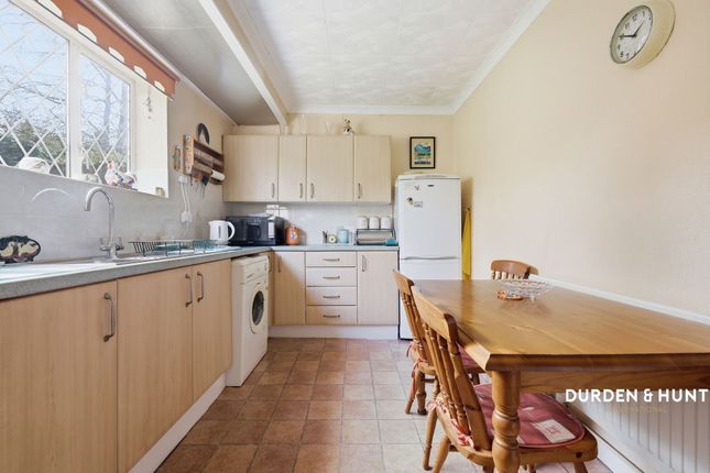 8 Goldingham Avenue, Loughton photo 4