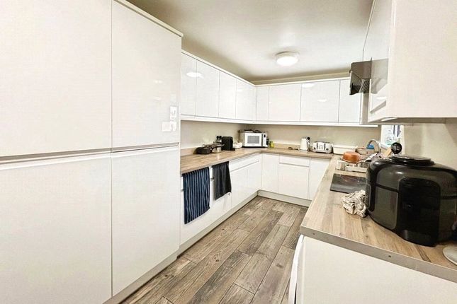 Room 3, 7, Fairview Avenue, Surrey photo 3