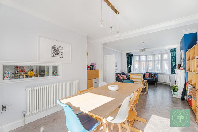 70 Hyde Park Avenue, Winchmore Hill, London photo 4