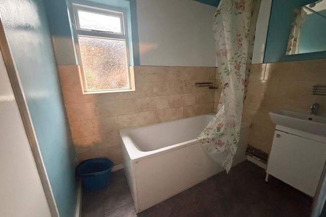 201 Newport Road, London photo 5