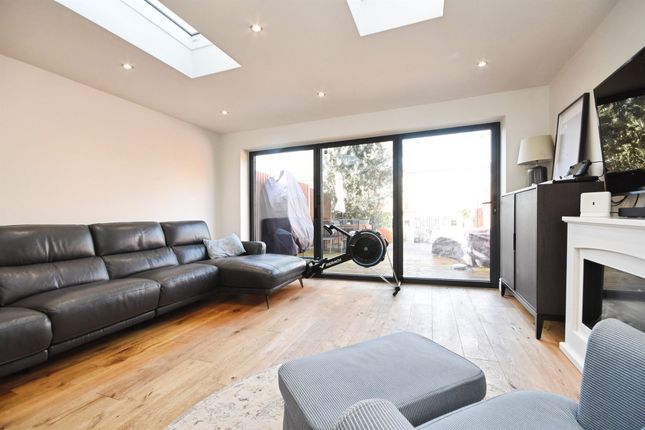 5, Pearcy Close, Romford photo 3