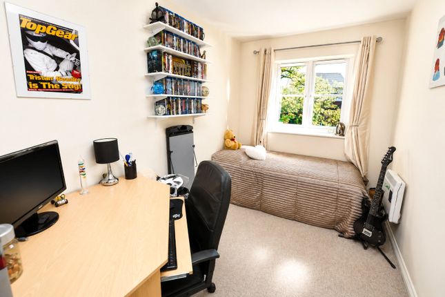22, School Meadow, Guildford photo 4