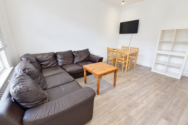 12 Royal Park View, Leeds photo 3