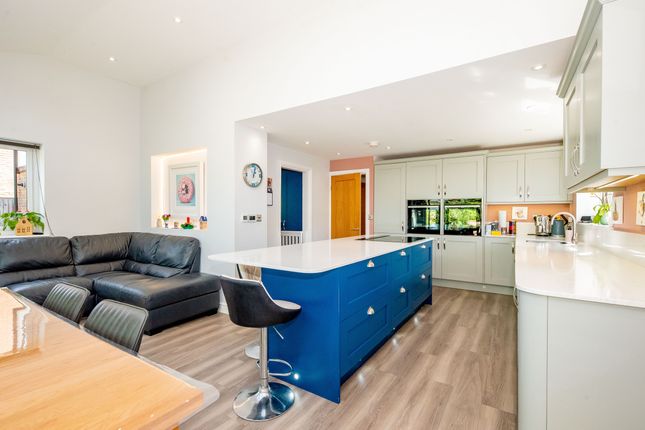 6 Holbeche Close, Yateley photo 4
