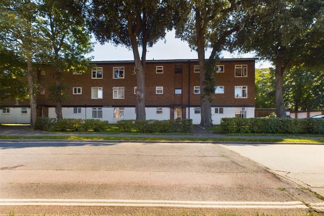 Thumbnail Flat for sale in Velyn Avenue, Chichester