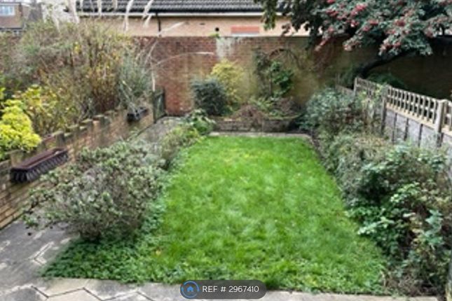Crosier Road, Ickenham, Uxbridge photo 4