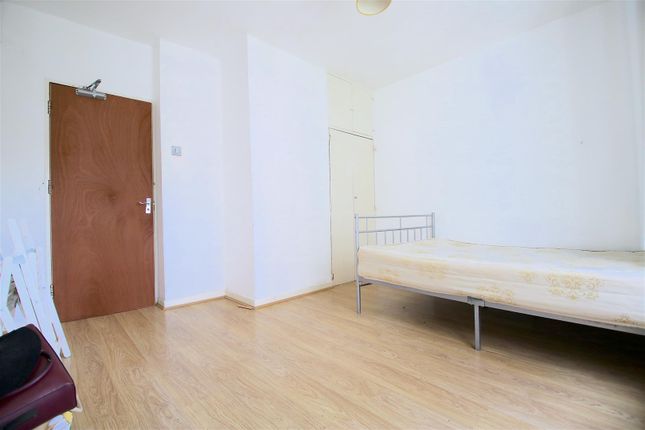 Flat 8, Batson House, Fairclough Street, London photo 3