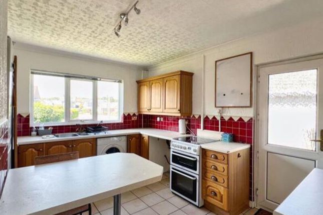 7 Manor Drive, Bridgend photo 3