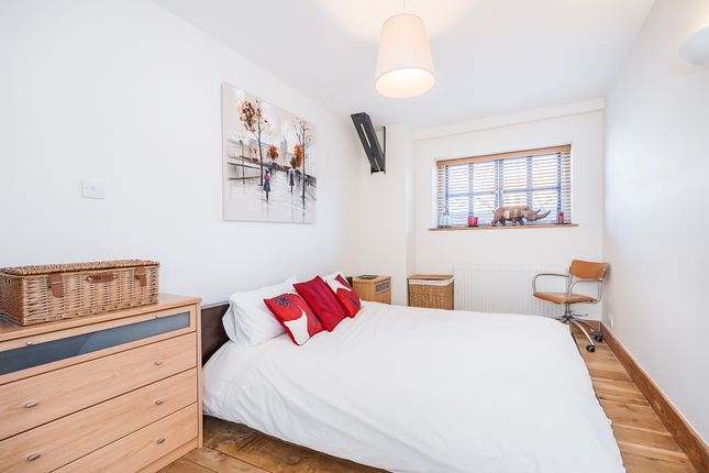 Flat for sale in Rotherhithe Street, London