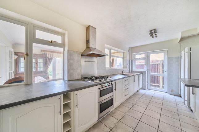 51, Minsterley Avenue, Shepperton photo 4