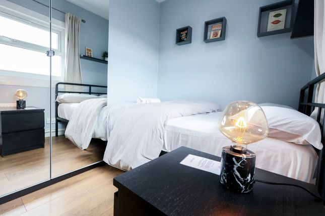 12B, London photo 5