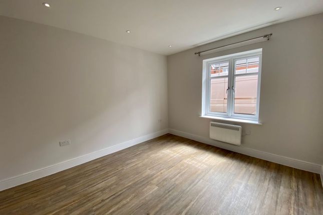 5 Heather Court,, Emerald Avenue, Hampshire photo 3
