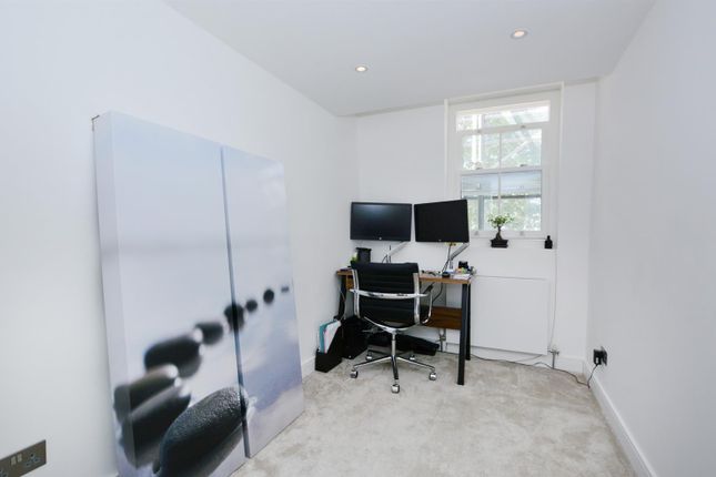 Flat for sale in Sutherland Avenue, London