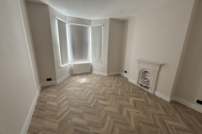 200, Whitehorse Lane, London photo 3