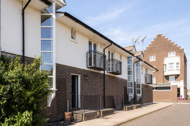 11, Chichester Way, London photo 3