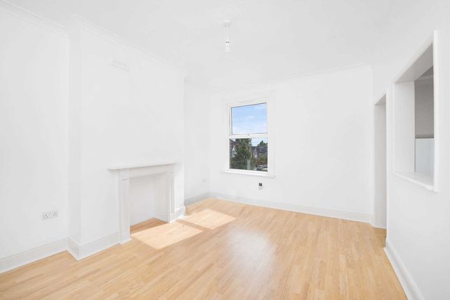 Thumbnail Flat to rent in Westwell Road, Streatham Common