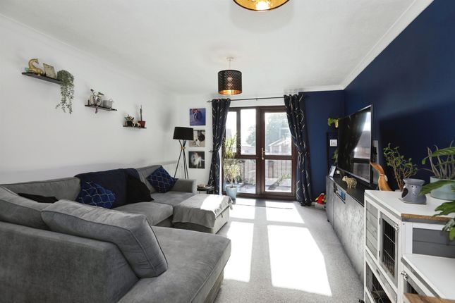 Flat 4, Bowmer House, Tideys Mill, Horsham photo 3