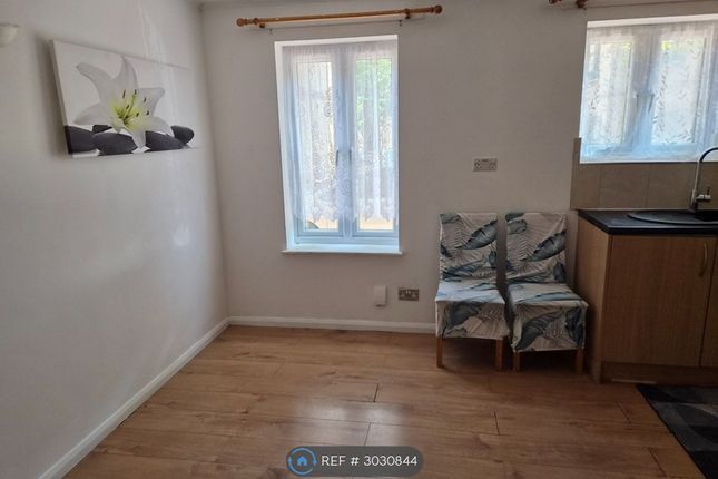 Bowyer Close, London photo 2