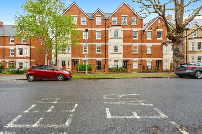 Flat for sale in De Montfort Place, Bedford, Bedfordshire