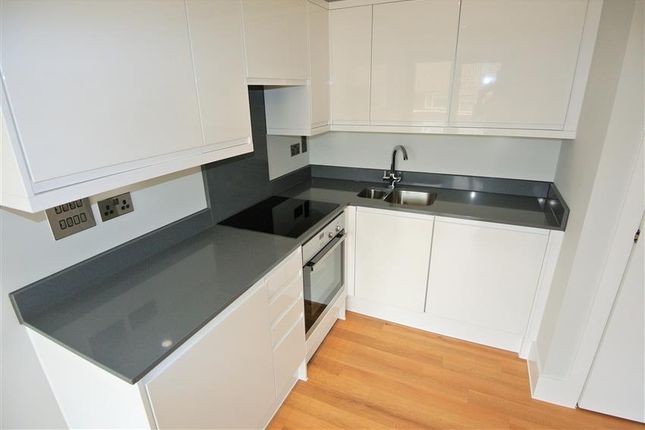 Flat to rent in Lavender Park Road, West Byfleet