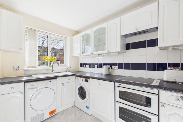 102 Hartscroft, Croydon photo 4