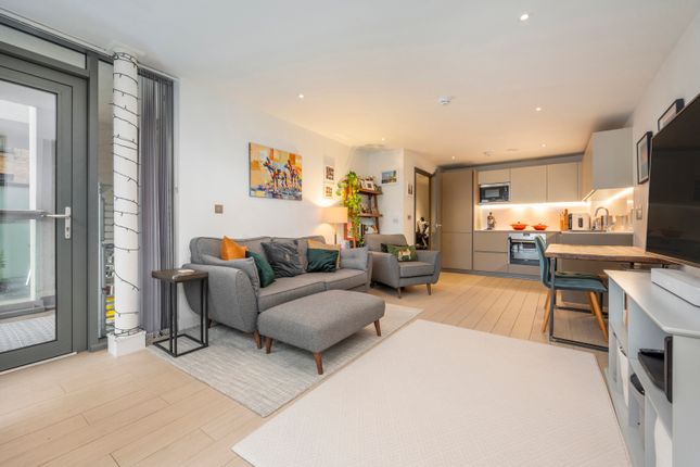 Flat for sale in Canalside Square, Islington