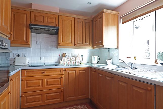 Flat 16 Holmesdale Manor, 89, Ladbroke Road, Redhill photo 3