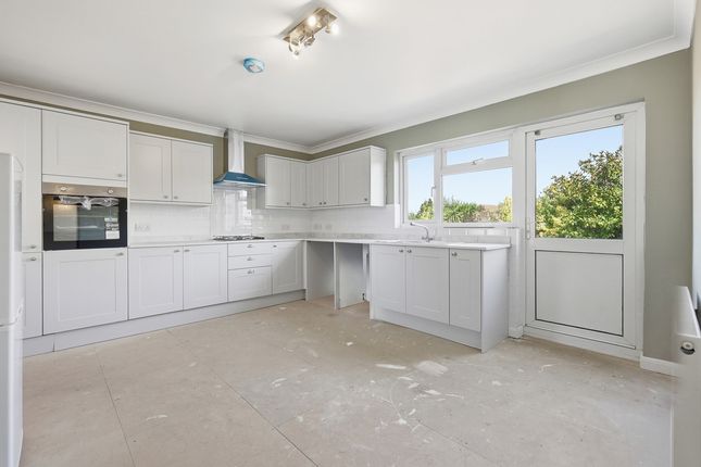 32, Dulverton Avenue, Westcliff-on-sea photo 3