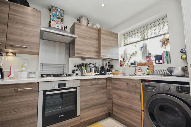 32, Clayhanger, Surrey photo 3