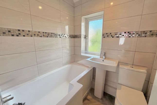 33, Foundry Drive, Leeds photo 4