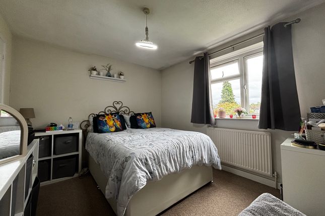 2 Highfields Approach, Dursley photo 5