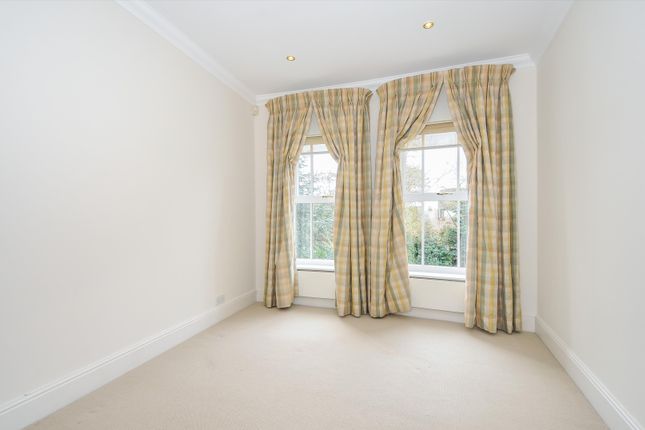 10, Palmerstone Court, Virginia Water photo 4