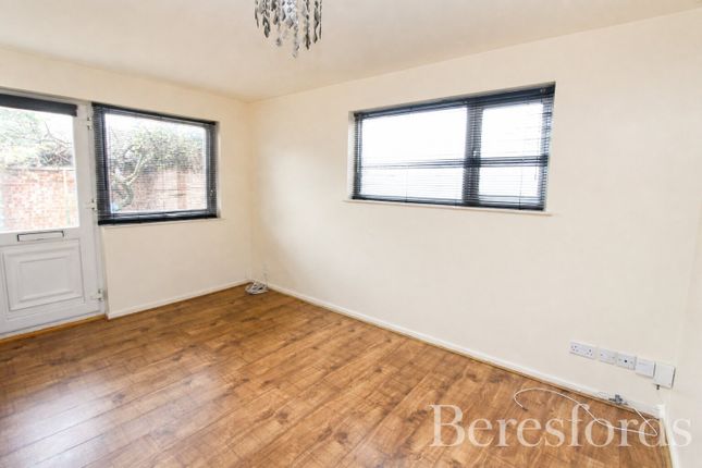 9, Stephens Close, Romford photo 3