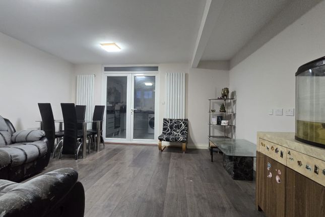 17, Woodman Path, Ilford, Essex photo 2