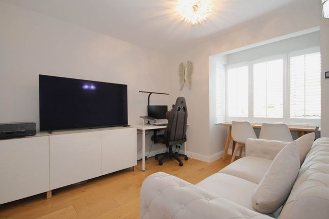Studio for sale in Cotswold Way, Worcester Park