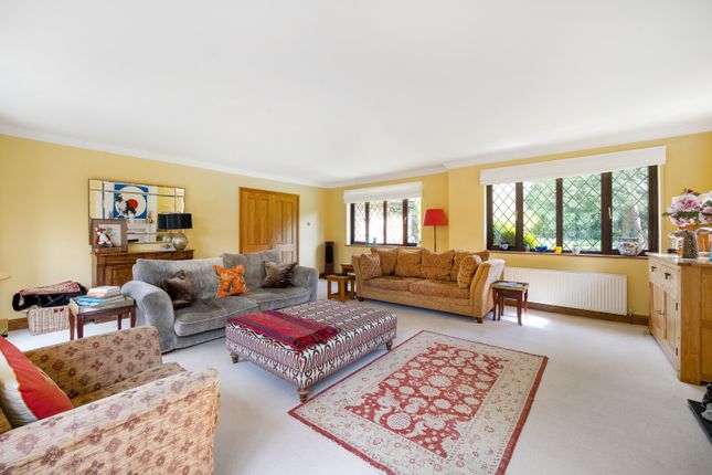 Twin Oaks,, Heathview, East Horsley photo 4
