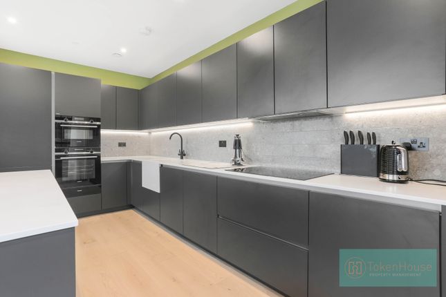 Flat to rent in New Tannery Way, London